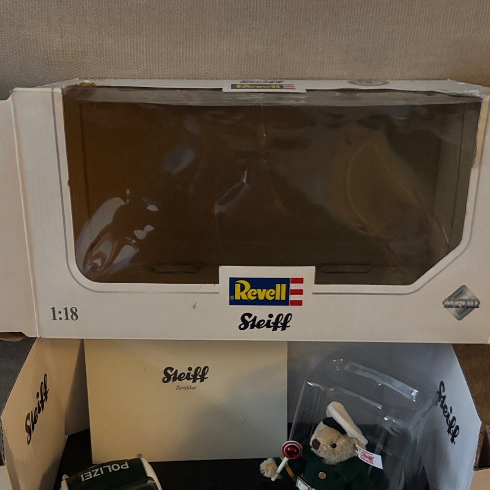 Revell Steiff Green 'Polizei' Toy Car & Bear Set - Picture 7 of 15